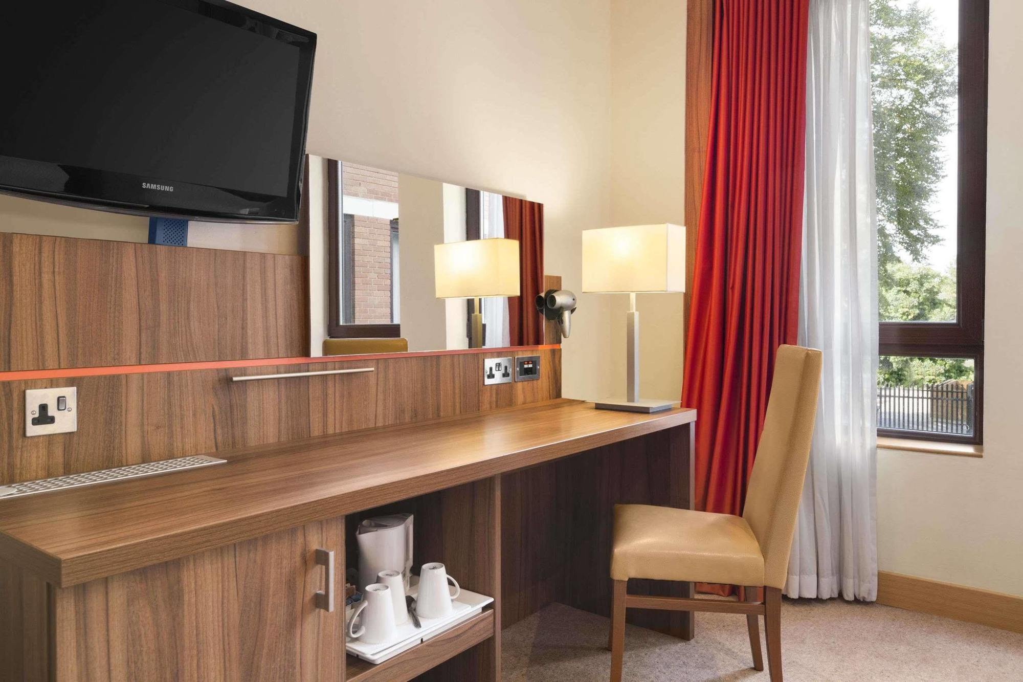 Ramada Hounslow - Heathrow East Esterno foto